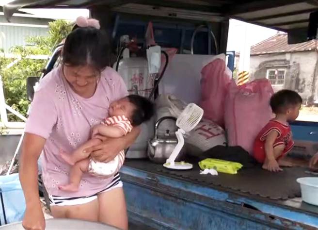 年輕夫妻帶幼子開小發財賣爆米香，笑說「一家人在一起就很幸福」。(民眾提供)