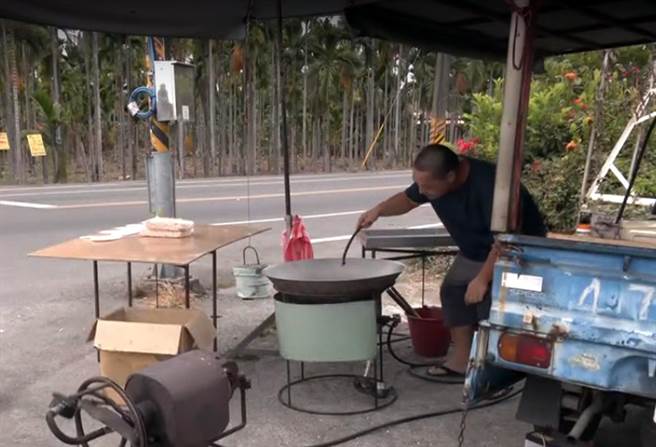 年輕夫妻帶幼子開小發財賣爆米香，笑說「一家人在一起就很幸福」。(民眾提供)