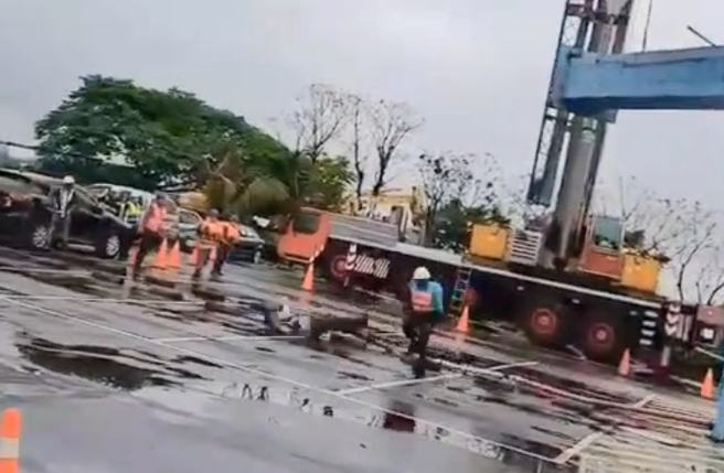 惊悚画面曝光！五股观音坑溪桥接连出事，工人又遭钢缆砸中倒地。(翻摄画面)
