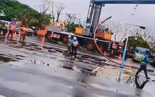 五股观音坑溪桥日前才在修缮工程时突然垮桥，造成3名施工人员受伤，没想到在展开断桥拆除作业时，又造成一名工人遭掉落的钢缆砸伤昏迷。(黄敬文翻摄)