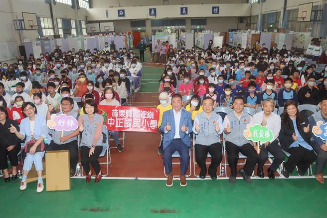 县长锺东锦跟得奖学生和校长合影。（苗栗县政府提供／李京升苗栗传真）