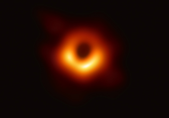美国研究发现，黑洞吞噬恒星可能就像「小孩般」大快朵颐，暴吃一顿后留下剩余「碎屑」不吃。图为史上首张黑洞照片。（图／撷取自NASA官网）