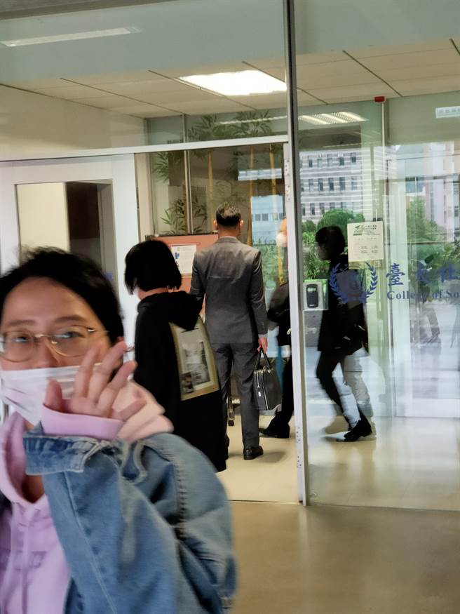 前國安局長陳明通今（26）日下午1點10分左右現身台大社科院，出席教評會 ，院方人員當場持續以雙手推擠記者，態度十分強勢，並不斷強調會議不開放採訪。（李侑珊攝）