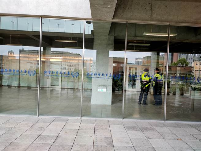 台大社科院於今日下午召開教評會，討論陳明通案。（李侑珊攝）