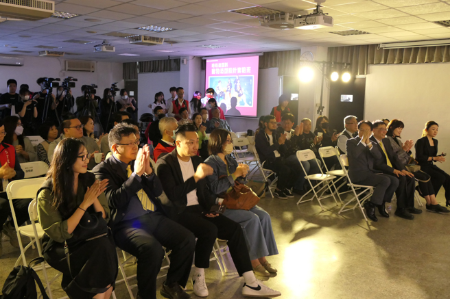 出席育达双实验班记者会贵宾都是各产业界主管，一致期待这样的合作能够为学生和产业带来更多合作机会。(醒吾科大提供)