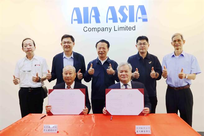 在嘉义县长翁章梁、经济发展处长江振玮等人见证下，亚洲航空股分有限公司董事长卢天麟与天空飞行科技公司总经理李文庆签定技术合作MOU。（吕妍庭摄）