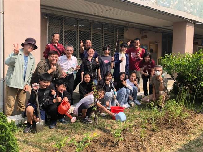 新竹林管处、林业试验所与苗栗通霄新埔国小合作，将破伞菊在内的十余种稀有植物，种植在校园内的「珍稀植物迷你保种园」。（林管处提供／李京升苗栗传真）