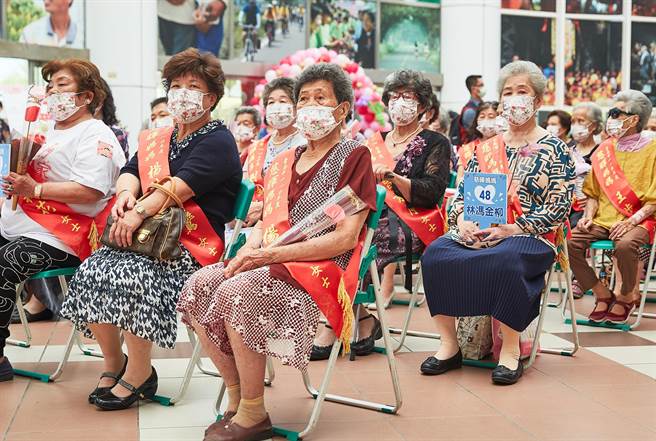 台南市政府社会局将于5月13日举办2023年母亲节感恩表扬活动，今天提前公布获表扬的55位母亲名单。图为往年的母亲节感恩表扬活动。（社会局提供／洪荣志台南传真）