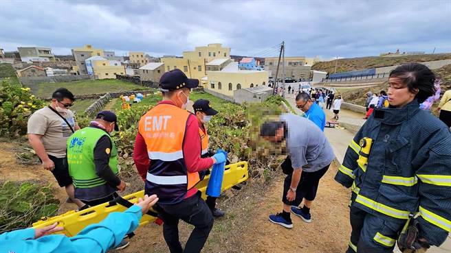 小門村長章娥攜帶一把長柄鐮刀到場幫忙，勤務人員立即以章村長之鐮刀，及消防車上之之器材剪除仙人掌，清理出一條通道，順利將受困民眾安全帶出。（澎湖縣消防局提供）