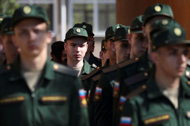 乌克兰东部战况陷入僵局数个月后，基辅动员起来准备反攻行动；莫斯科则展开热烈的募兵活动，包括影音和无处不在的广告招牌。(图/路透社)