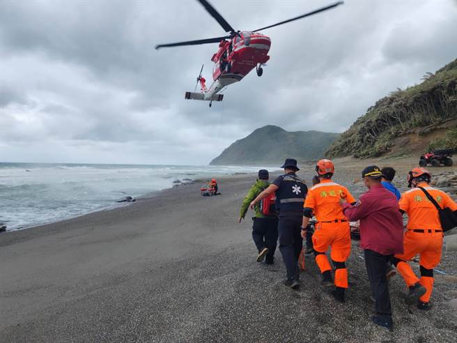 6旬妇人走阿塱壹古道走到无生命迹象，直升机紧急吊挂救援。（屏东消防局提供／谢佳潾屏东传真）