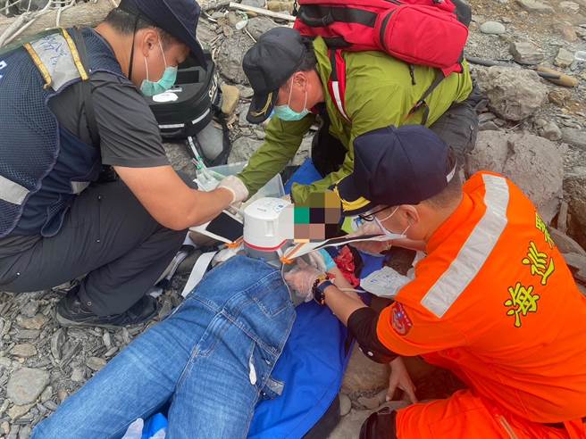 6旬妇人走阿塱壹古道走到无生命迹象，直升机紧急吊挂救援。（屏东消防局提供／谢佳潾屏东传真）