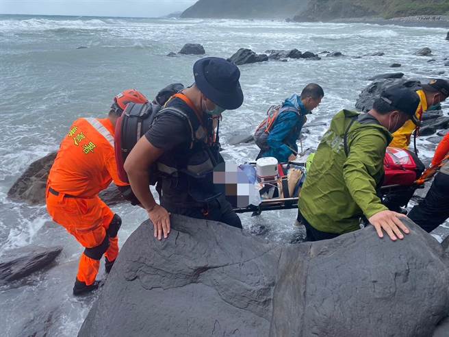 6旬妇人走阿塱壹古道走到无生命迹象，直升机紧急吊挂救援。（屏东消防局提供／谢佳潾屏东传真）