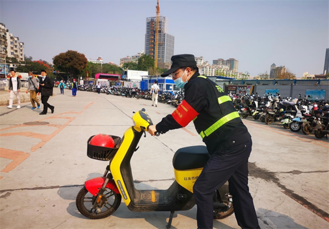 廣州明確不鼓勵發展共用電動自行車。圖為番禺市橋街綜合行政執法人員在清理共用電動自行車。（廣州日報資料照）
