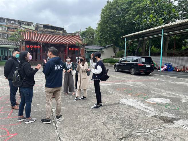 板桥大观义学地坪破损，叶元之邀相关单位会勘。（王扬杰摄）