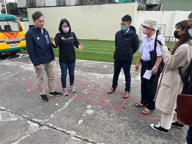 板桥大观义学地坪破损，叶元之邀相关单位会勘。（王扬杰摄）