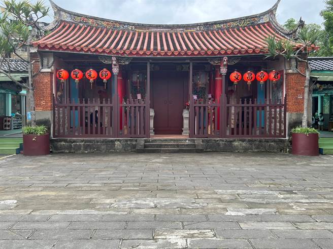 板桥大观义学地坪破损，叶元之邀相关单位会勘。（王扬杰摄）