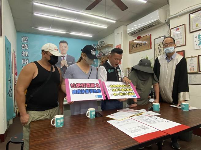 台中市议员江和林姓男童及其家长一起召开记者会，讉责暴力。（冯惠宜摄）