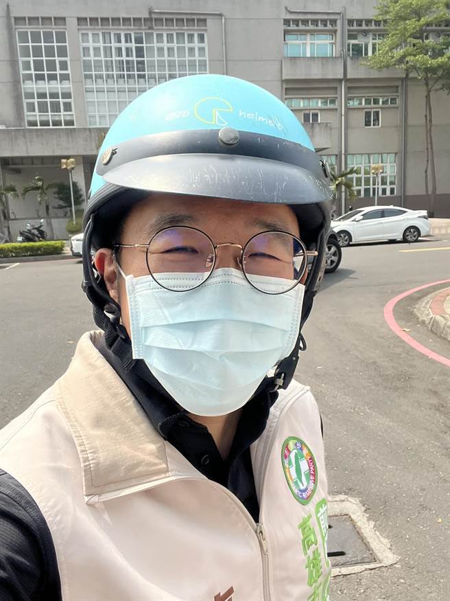 今天下午陈致中在脸书PO文，晒出头戴安全帽照片，「在市殡跑公祭，欧兜迈最方便！除非时间衝突，致中儘量自己出席，表达对逝者的哀悼以及对遗族的慰问」。（柯宗纬翻摄）