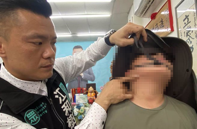 台中市大里区一间国小六男童遭男老师掐衣领去撞墙，导致头、脸、四肢多处瘀青挫伤。（冯惠宜摄）