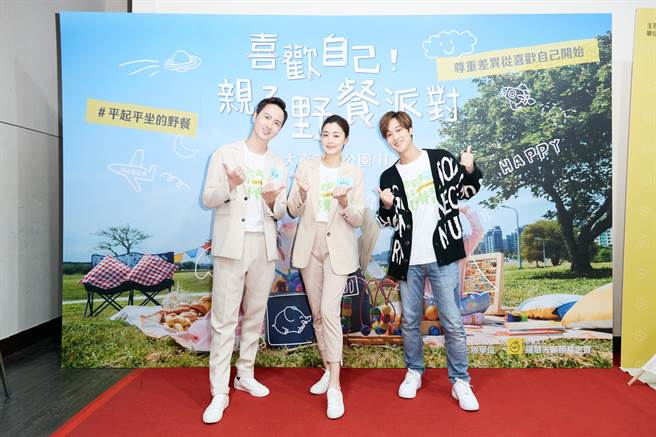 夏如芝、张捷夫妻携手网红那对夫妻Kim担任爱心大使，力挺颅顏患者。（罗慧夫颅顏基金会提供）