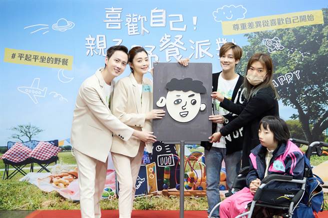 夏如芝、张捷夫妻与网红Kim与颅顏家庭创作世界独一无二的脸。（罗慧夫颅顏基金会提供）