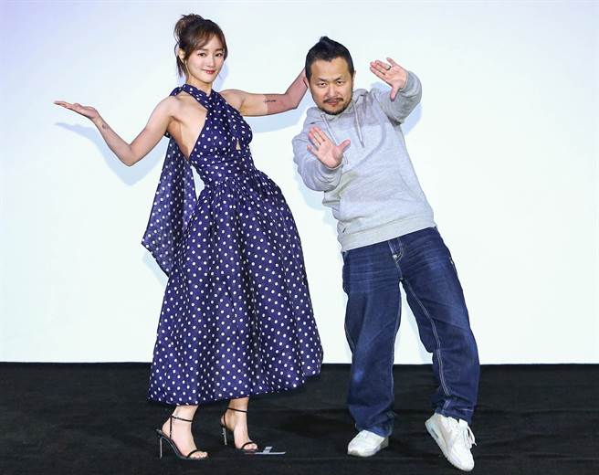 王净（左）跟九把刀再度合作，拍摄影展广告。（粘耿豪摄）