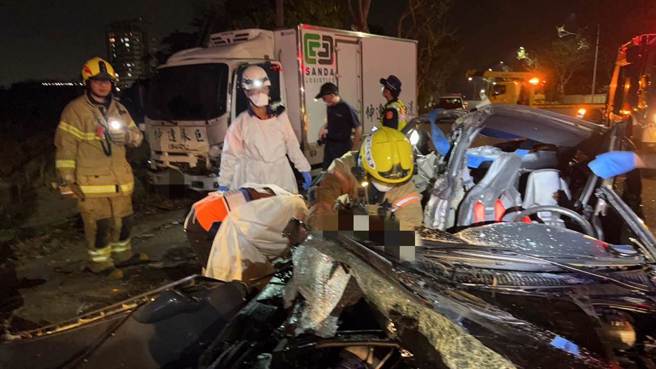 日前台南市仁德区传出重大车祸，1辆日系跑车疑与1辆冷冻车擦撞辆1死1伤，车主得知消息相当傻眼。（读者提供／洪荣志台南传真）