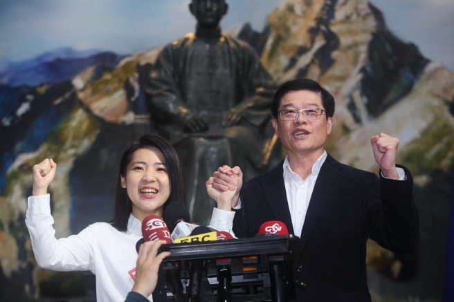 国民党26日中常会提名2席立委，分别是在台北市第7选区的台北市议员徐巧芯（左）及新北市第11选区现任立委罗明才（右）。（张铠乙摄）