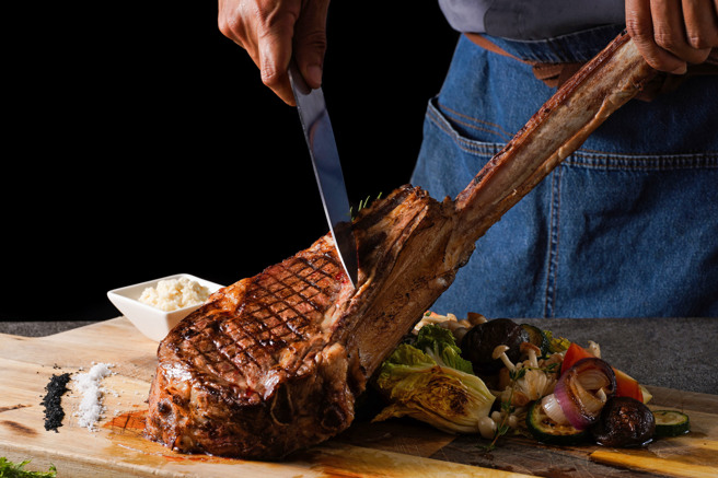 美国Choice等级52盎司战斧牛排，精选肉质嫩香气足的肋眼部位，以百里香、龙蒿、奥勒冈等综合香料腌制，珍羞美味让人欲罢不能。(图:高雄英迪格酒店提供)