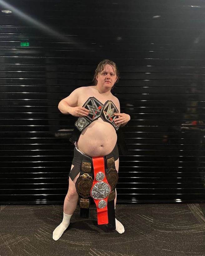 路易斯卡柏狄夺冠化身摔角选手庆功。（摘自IG）