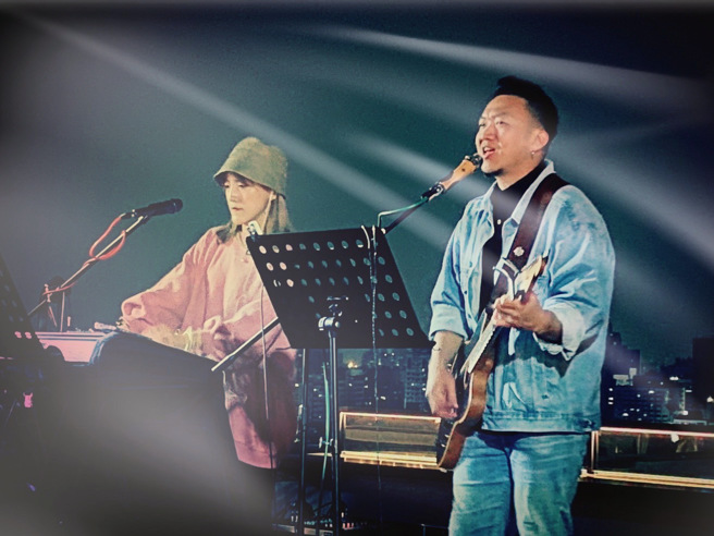 「谢师宴区域包场专案」能享用派对分享餐和客制化调酒，现场还有乐团表演为来宾献唱，让师生在美酒佳肴的享受欢乐氛围。(图: 高雄英迪格酒店提供)