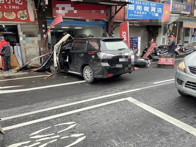 自小客车失控衝进店面，幸无人受伤。（警方提供）