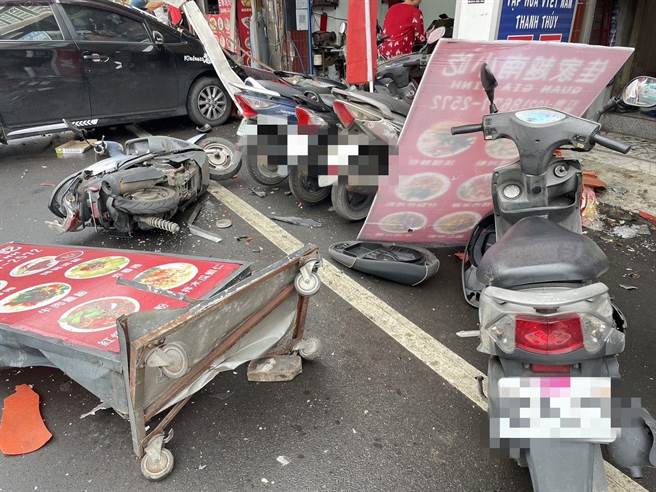 自小客车失控衝进店面，幸无人受伤。（警方提供）