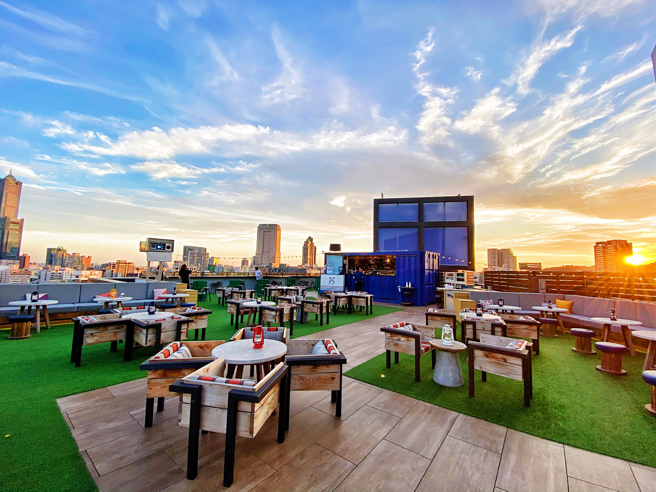  
对于那些喜爱非传统宴席场所的师生，高雄英迪格酒店顶楼高空酒吧实现饕客的梦想，在开放空间一同享受欢乐氛围，并真切地对彼此说「珍重再见」。(图:高雄英迪格酒店提供)
