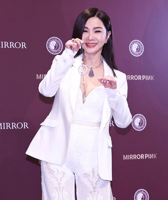 陈美凤秀出她参与设计的「皓月忆年翡翠挂饰」。（陈俊吉摄）