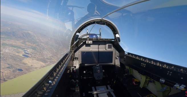 Hurjet首次飞行，后座不安排飞行员，而是仪器。(图/TAI)