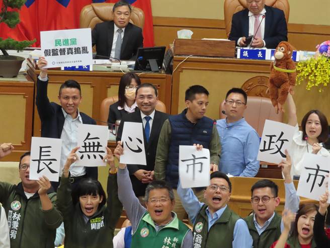 侯友宜市政报告最后10分钟，蓝绿爆发推挤。（叶德正摄）