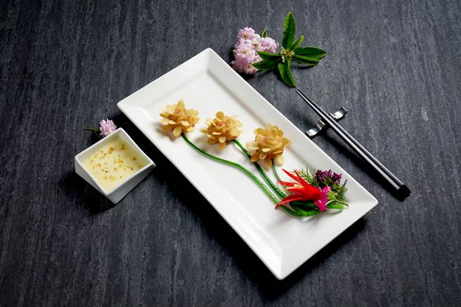 台中福华各餐厅推出一系列「百花舞春风」精选佳肴，3F江南村这道春深莳绘莲花球，特选肥美草虾制作弹牙虾球，再镶上片片杏仁彷佛莲花般璀璨锦簇。（台中福华大饭店提供／冯惠宜台中传真）