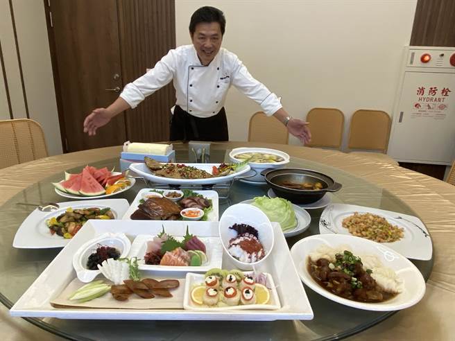 阿秋大肥鹅海鲜楼、阿秋大肥鹅餐厅健康店、好运来洲际宴展中心推出「模范妈妈表扬餐会」专案，且每桌准备生乳卷、冰糖银耳2入装礼盒等好礼。（冯惠宜摄）