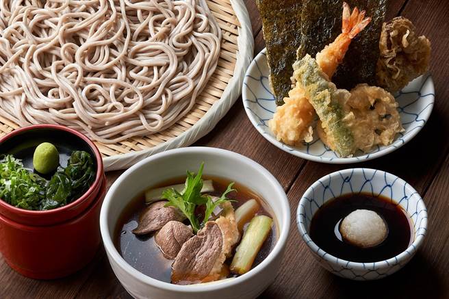 荞麦麵定食全新系列新品，可一次品嚐冷热双吃的荞麦麵搭，配精选天妇罗盛合。(金子半之助提供)