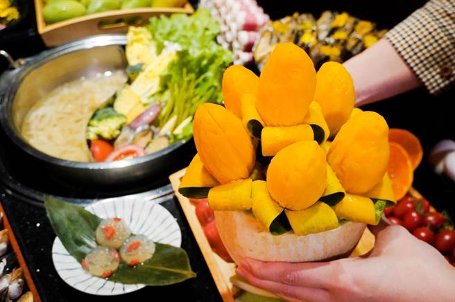 马辣推出快闪限定「土芒果季」，每天无限供应屏东盐埔乡产地直送的土芒果。(马辣国际餐饮集团提供)