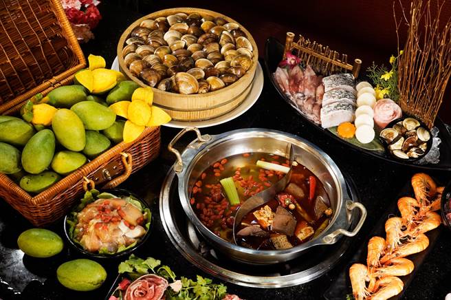 同桌用餐者姓名有「承、恩、咏、晴」任一字，或英文姓名为「Olivia、Emma、William、Lucas」任一个，全桌免费升级「XXL东石大蛤」吃到饱。(马辣国际餐饮集团提供)