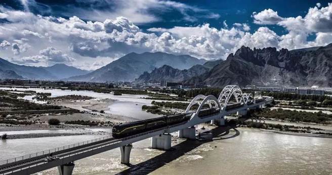 青藏铁路。（资料照片）