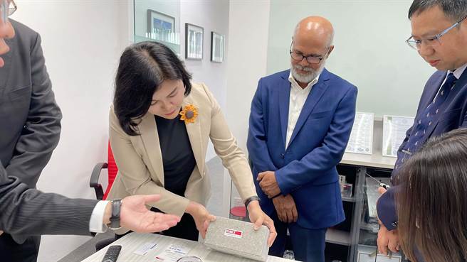 云林县利用垃圾焚化后的再生粒料于公共工程，县长张丽善（中）25日取经新加坡的底渣再利用处理厂交流经验。（云林县府提供）