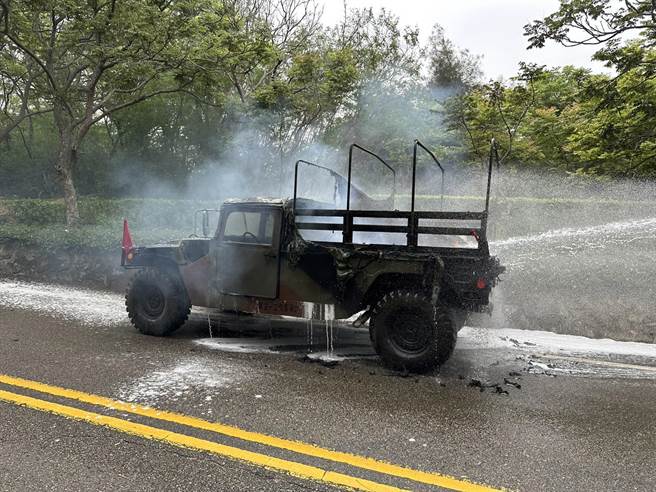 金防部1辆悍马车今日下午执勤归营途中突起火燃烧，幸无人员伤亡。(图／民眾提供)