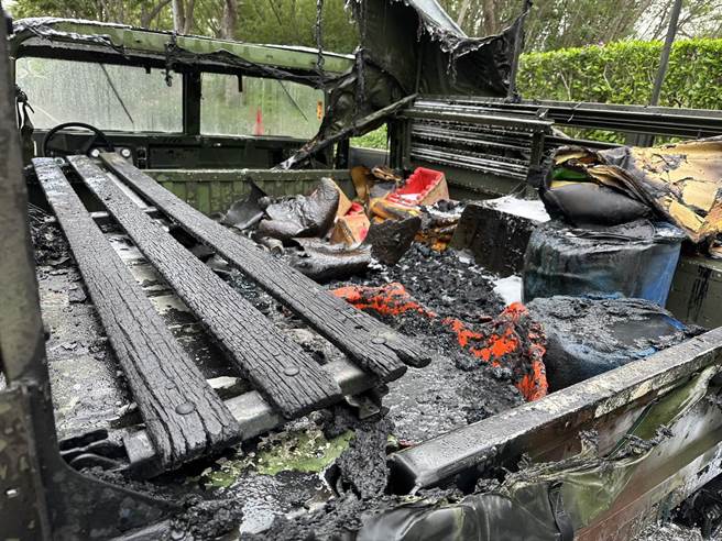 悍马车后斗起火点已烧成焦黑一片，惨不忍睹，但幸亏无人员伤亡。(图／民眾提供)