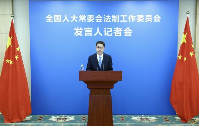 图为大陆全国人大常委会法工委发言人臧铁伟在今年4月记者会上通报《反间谍法》修订草案相关内容程序。（摘自中新社）