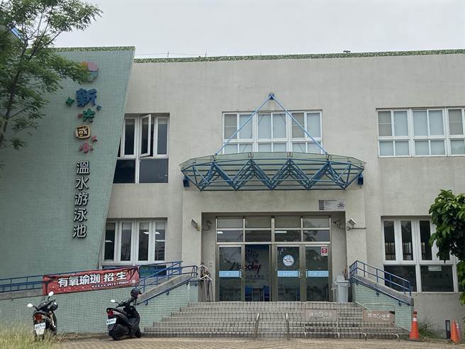 高市府教育局准许左营新光国小泳池继续开放，学生也可以上泳课，这也让其他学校的家长、老师及高市议员李雅静痛批教育局政策混乱、根本「双标」，甚至恐让人质疑有图利厂商之嫌。（杨舒婷摄）