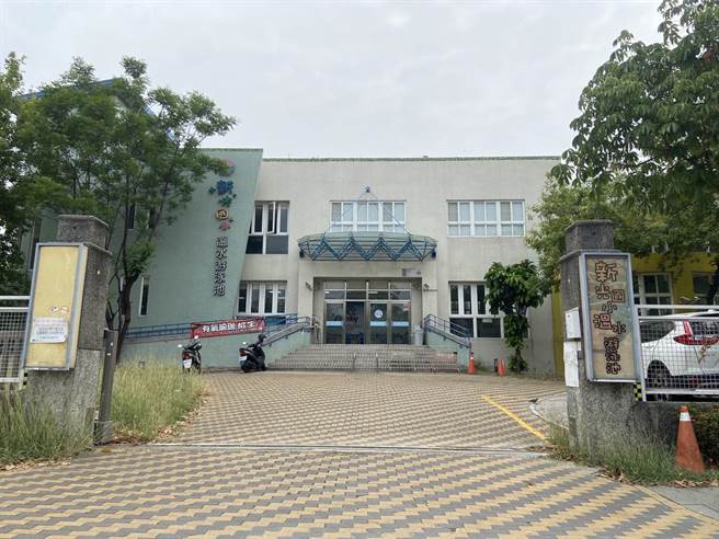 高市府教育局准许左营新光国小泳池继续开放，学生也可以上泳课，这也让其他学校的家长、老师及高市议员李雅静痛批教育局政策混乱、根本「双标」，甚至恐让人质疑有图利厂商之嫌。（杨舒婷摄）